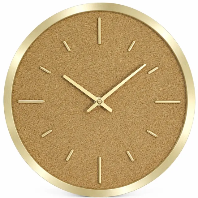 SWGOTA Ronde wandklok 12 inch met stil quartz-uurwerk - Gouden metalen kast en lichte houtkleurige wijzerplaat - Zonder cijfers - Op batterijen - 1 stuk