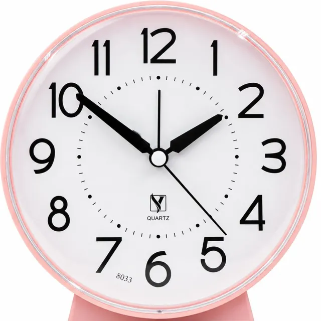 SWGOTA Roze ronde wekker op batterijen - Analoge tafelklok met voet voor nachtkastje of bureau - 5.5 cm dik