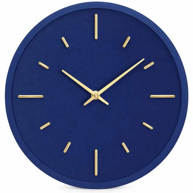 SWGOTA Blauwe ronde wandklok 12 inch met metalen kast, goudkleurige wijzers en uurmarkeringen, op batterijen, 1 stuk