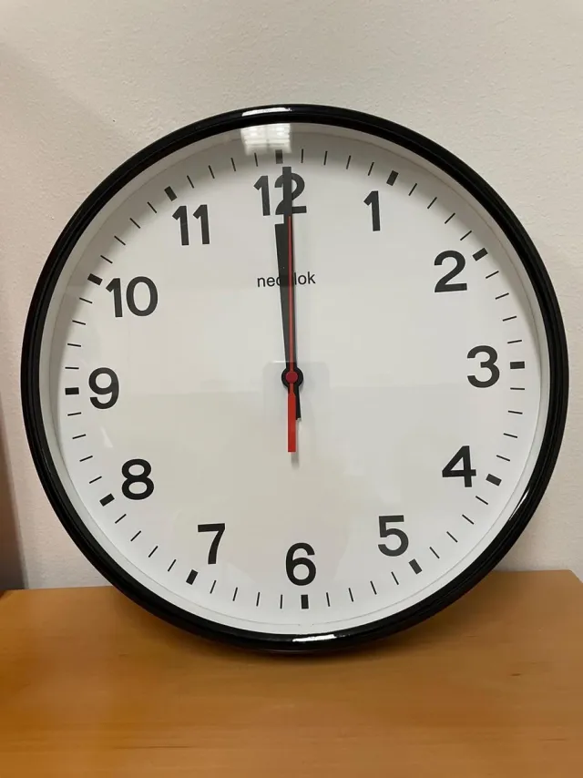 Nedklok 30 cm Quartz Zwart metaal met ruit van Glas