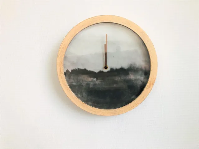 Marli Goods Wandklok - mist - Klok - ronde klok Licht houten omhulsel met een bosachtige/mistige binnenkant en bronskleurige wijzers