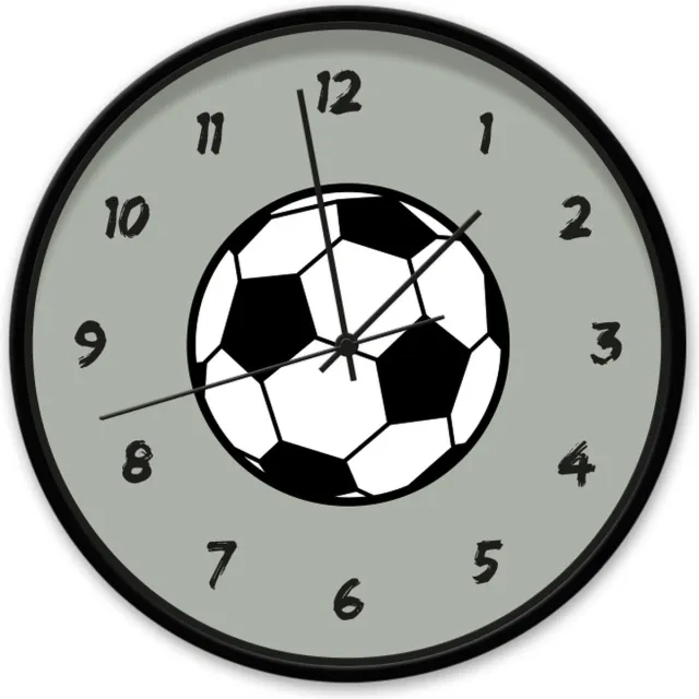 Dutch Sprinkles Klok Voetbal Groen 30 cm | Dutch Sprinkles - kinderklok met cijfers en voetbal op een groene wijzerplaat - zwart frame en zwarte wijzers - stille klok wandklok