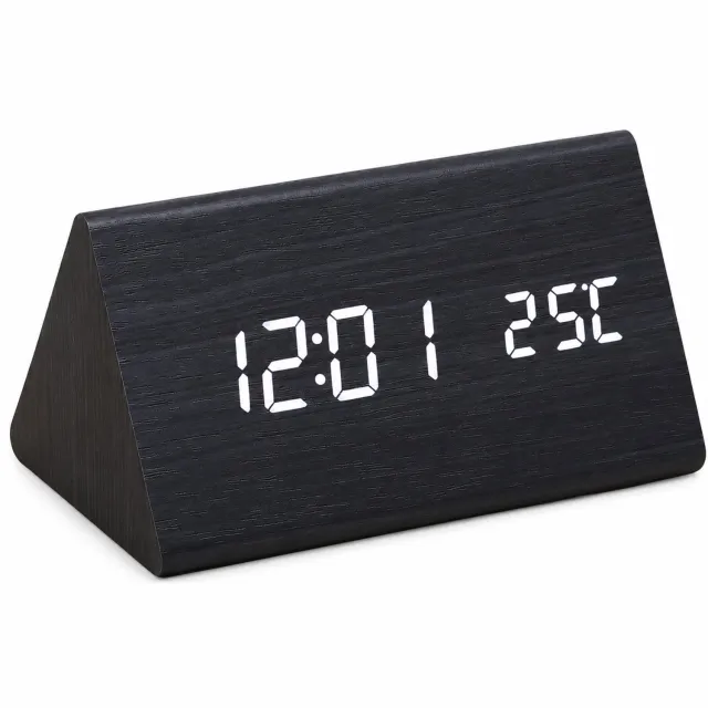 SWGOTA wekker met witte ledcijfers en temperatuurweergave - Driehoekige houten behuizing - Zwart - Voeding via batterijen of USB