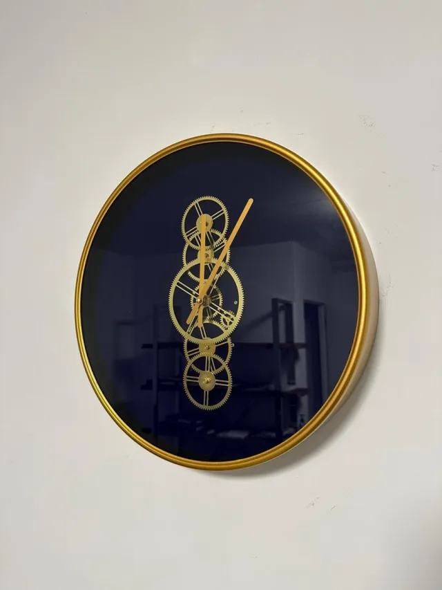 Mbc-Living wandklok Royal - 45cm doorsnede - draaiende tandwielen - mat gouden buitenrand - geruisloos gouden rand met cobalt blauwe panel