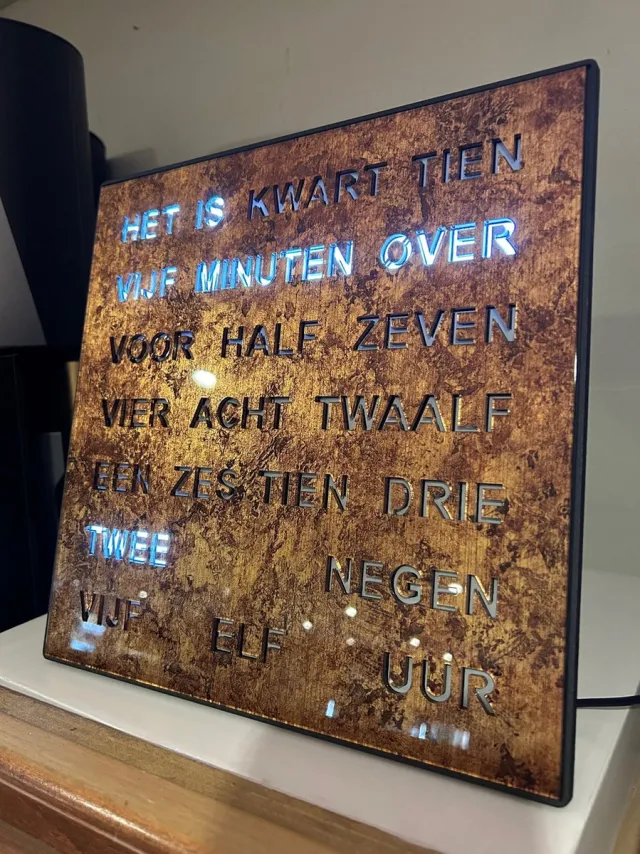 Intertime Woordklok | Wandklok | Tafelklok | 28x28 | Epoxy brons| Nederlands bruin