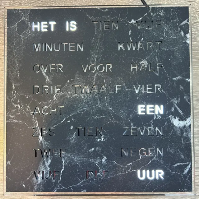 Intertime Woordklok | Wandklok | Tafelklok | 20x20 | Zwart marmer | Nederlands