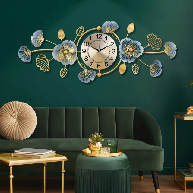 Famanu Grote wandklok in goudkleurig metaal, 95 x 36 cm, geruisloze wandklok, moderne ginkgo biloba-decoratie
