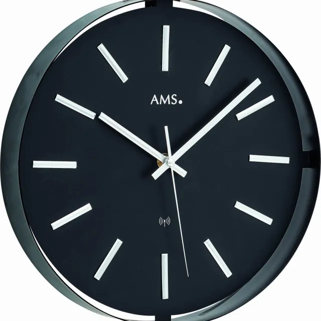AMS F5586 - Wandklok - Analoog - Radiogestuurde tijdsaanduiding - Rond - Metaal - Strepen - Zwart - Zilverkleurig