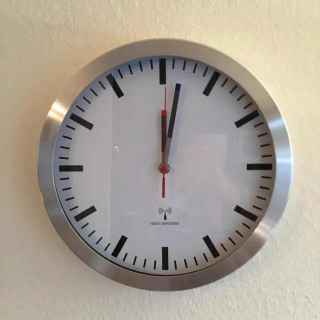 TFA Dostmann 60.3528.02 Wandklok Zendergestuurd 300 mm x 45 mm Aluminium Slepend uurwerk (geluidsloos) Zwart
