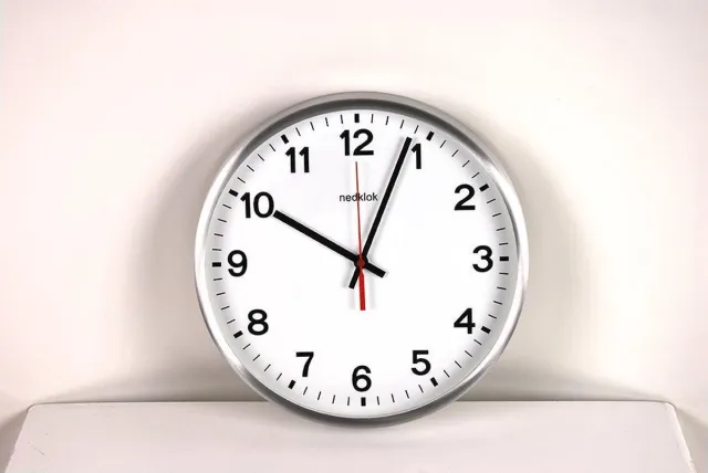 Nedklok 30 cm Quartz klok Zilver metaal