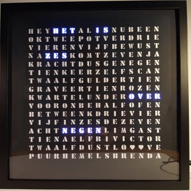 Jouwwoordklok Wi-Fi Woordklok-37 x 37 cm-Lettertype Robuust-Kado-Relatiegeschenk zwart