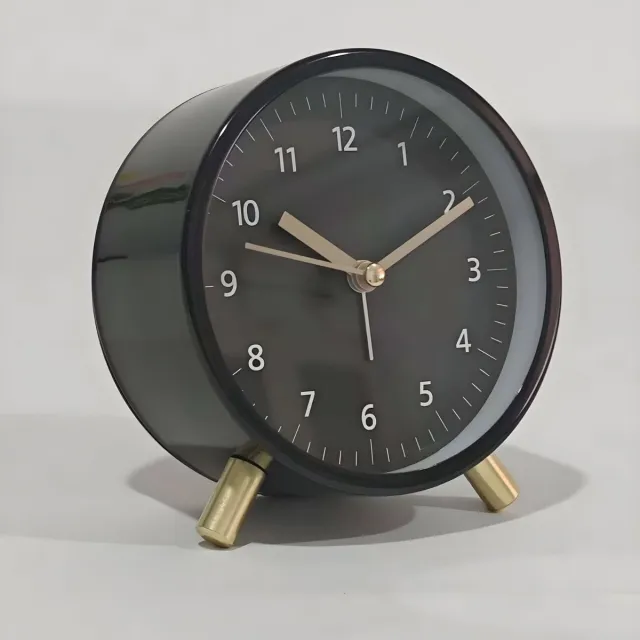 Flintry Analoge wekker - Superstille, niet-tikkende kleine klok met nachtlampje - Werkt op batterijen, eenvoudig ontwerp - Eenvoudig in te stellen voor kantoor, slaapkamer, nachtkastje, bureau, kinderen, volwassenen -zwart