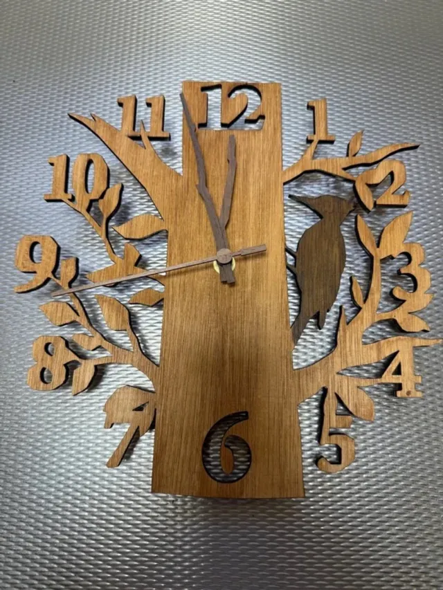 3D with benefits Wandklok boom met specht bruin