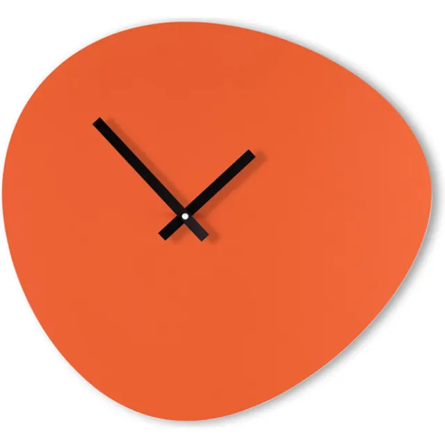 Kloq Pebble Wandklok - Batterijen Inbegrepen - Wanddecoratie - Quartz Beweging - Niet-Tikkend Batterij Aangedreven - Roestig Rood en Diep Zwart - 40 cm x 2,5 cm x 37 cm - 1,2 kg Roest Rood en Zwart