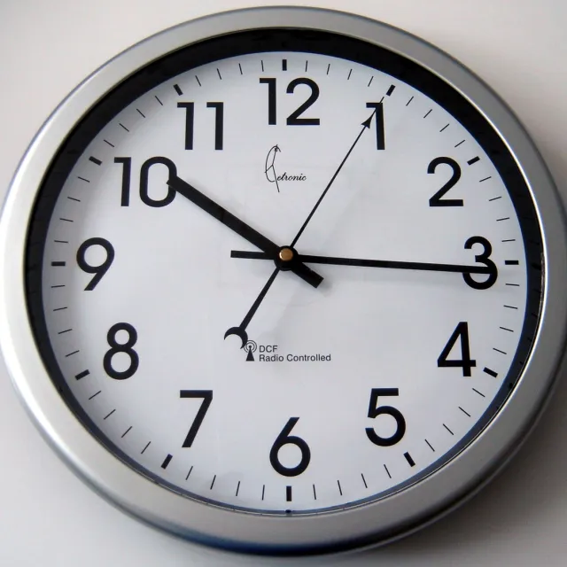 cetronic WR696 MS - Wandklok - Analoog - Rond - Kunststof - Cijfers - Radiogestuurde tijdsaanduiding - Zilverkleurig