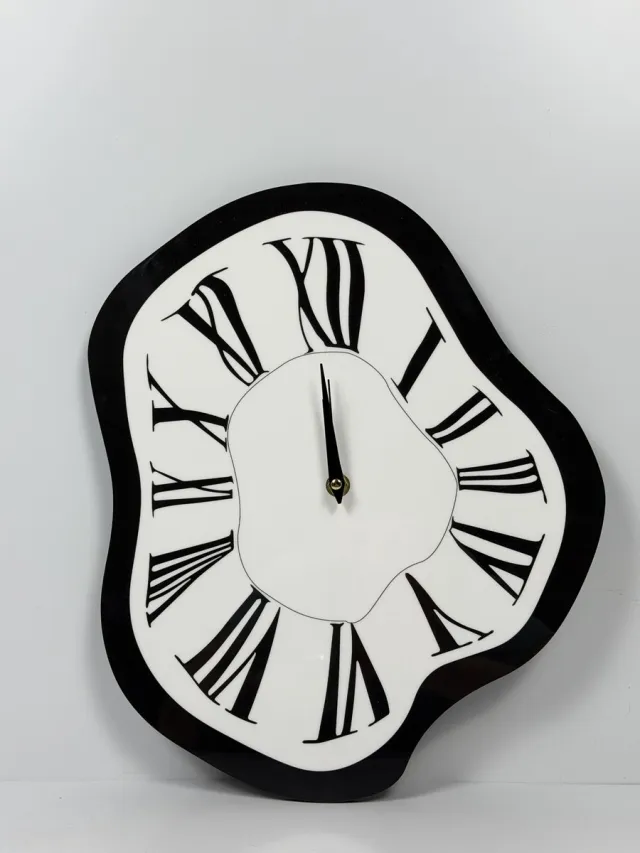 Deco Shine Klok - Premium Line Smeltende Wandklok – Artistieke Design Klok met Romeinse Cijfers – Moderne Decoratie 30X36 zwart
