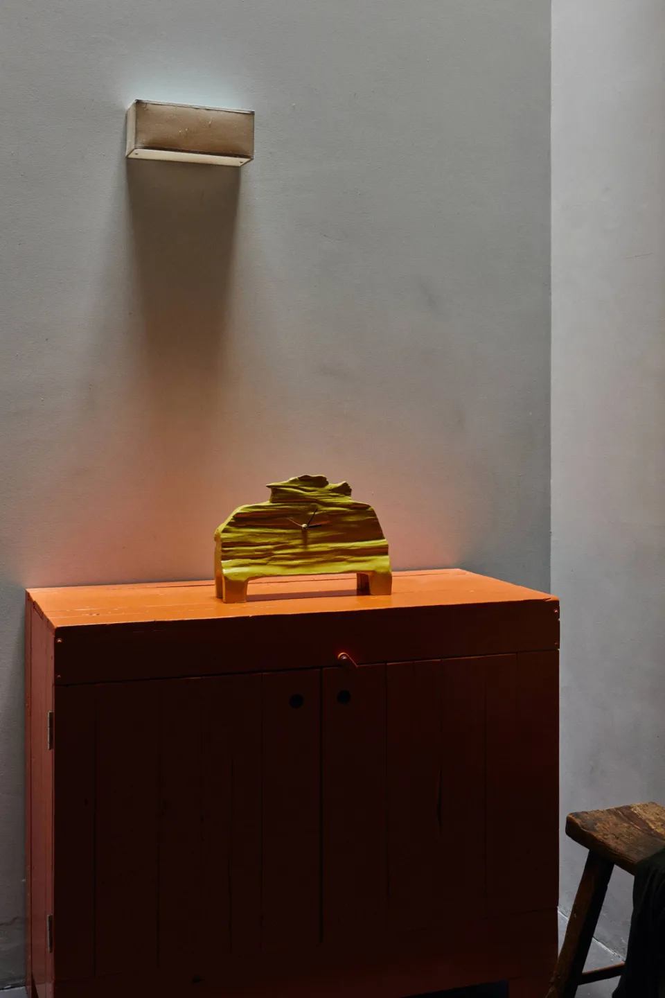 HKLIVING Teun Zwets houten tafelklok khaki, foto 4