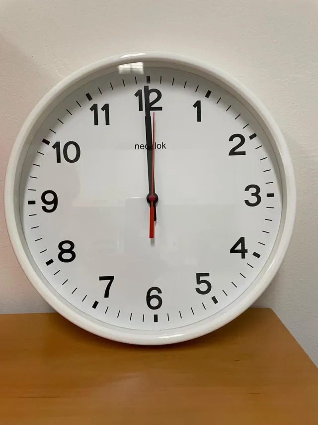 Nedklok 30 cm Quartz Wit metaal met ruit van Glas