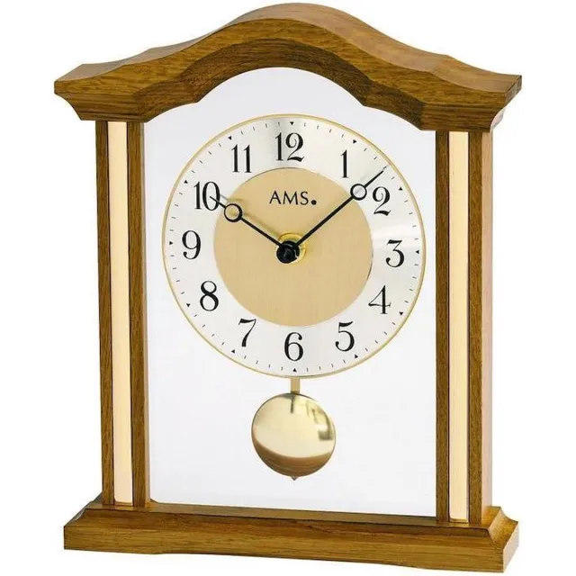 AMS Tafelklok 1174-4 pendule Klok 1174-4 is een tafelklok van massief hout in een eiken kleur met messing en een slinger. Merk AMS bruin