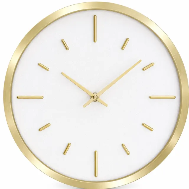 SWGOTA Stille ronde wandklok 12 inch - Witte wijzerplaat met goudkleurige markeringen en wijzers - Metalen kast - Batterijvoeding - 1 stuk