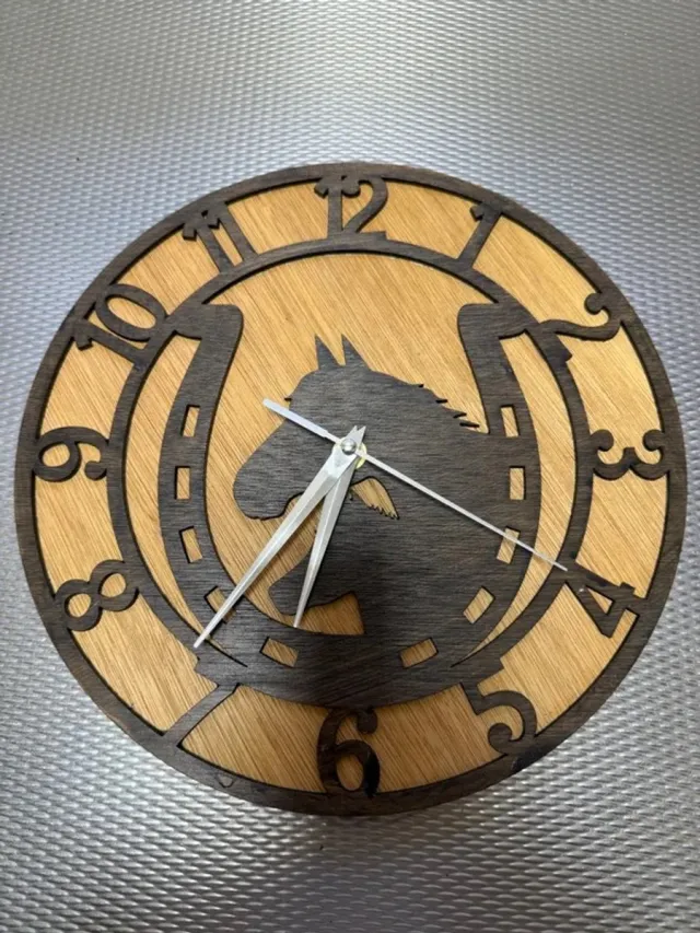 3D with benefits Wandklok met paard en hoefijzer bruin met zwart